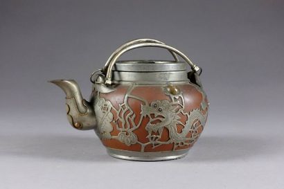 Théière. Terre rouge de Yixing doublée d'une...