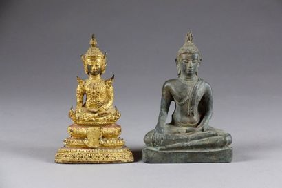 Deux Bouddhas. Assis en méditation, la main...