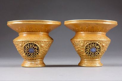 Paire de Vases d'Applique. Présentant, au...