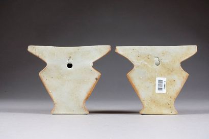 Paire de Vases d'Applique. Présentant, au...