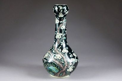 Vase bouteille. Col en gousse d'ail. Décor,...