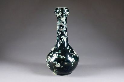 Vase bouteille. Col en gousse d'ail. Décor,...