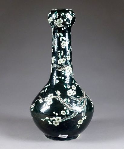 Vase bouteille. Col en gousse d'ail. Décor,...