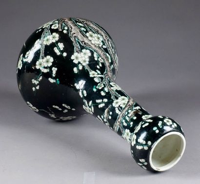 Vase bouteille. Col en gousse d'ail. Décor,...
