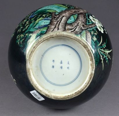 Vase bouteille. Col en gousse d'ail. Décor,...