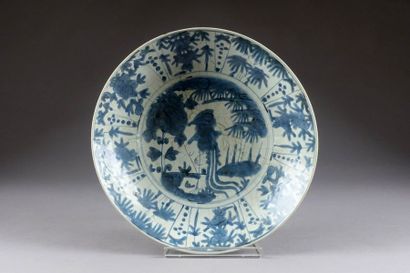 Swatow. Coupe ronde à décor de végétaux épanouis...