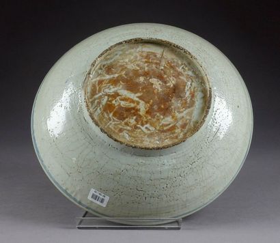 Swatow. Coupe ronde à décor de végétaux épanouis...
