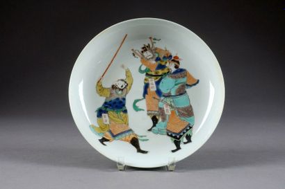 Plat rond. Animé de trois guerriers. Revers...