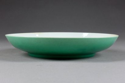 Plat rond. Animé de trois guerriers. Revers...