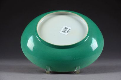 Plat rond. Animé de trois guerriers. Revers...