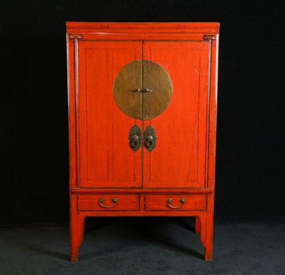 Armoire. Elle ouvre par deux portes et deux...