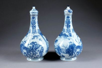 Paire de Bouteilles sur Piédouche. Décor,...