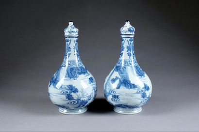 Paire de Bouteilles sur Piédouche. Décor,...