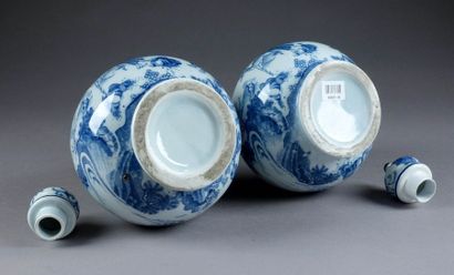 Paire de Bouteilles sur Piédouche. Décor,...