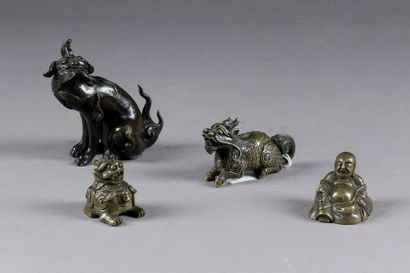 Trois Chimères et une Statuette figurant...