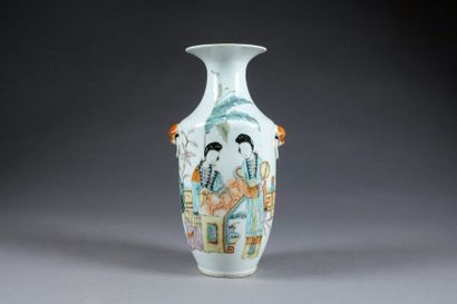 D'époque Républicaine.
Vase, à col trompette,...
