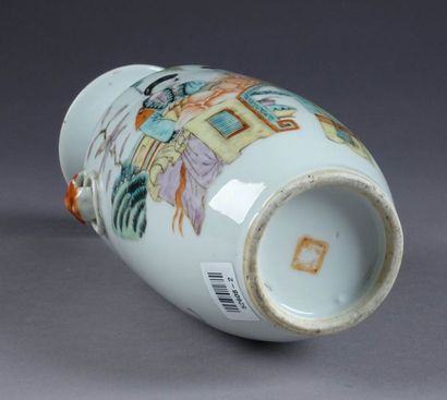 D'époque Républicaine.
Vase, à col trompette,...