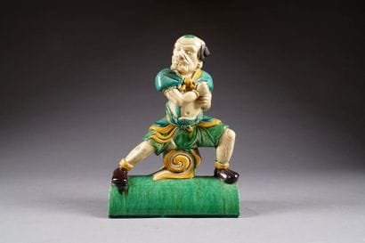 Tuile faîtière. Sommée d'un personnage menaçant...