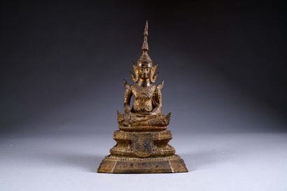 Bouddha assis, en position du Bhumisparsa-Mudra,...