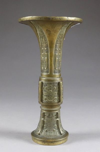 Vase Gu de style archaïque. La panse et le...