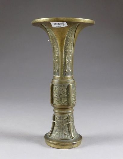 Vase Gu de style archaïque. La panse et le...