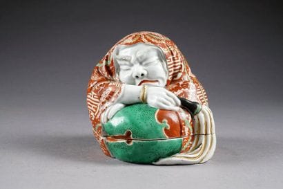 Boîte. Figurant Dharma Daruma assis et assoupi....