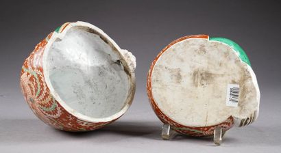 Boîte. Figurant Dharma Daruma assis et assoupi....