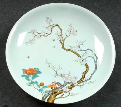 D'époque Qing
Plat rond Famille Rose décoré,...