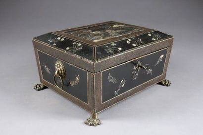 Coffret à ouvrage de Forme sarcophage. Laque...