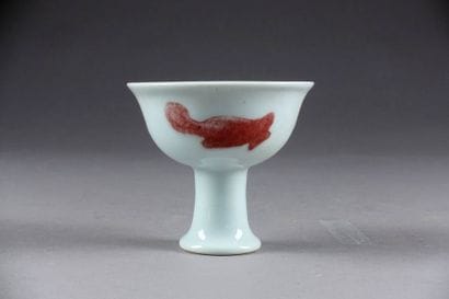 Coupe libatoire. Emaillée d'un décor rouge...