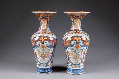 Paire de Vases à Col trompette. Décor, Imari,...