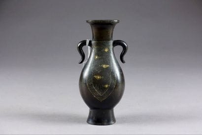 Vase balustre. Anses sinueuses. Bronze patiné...