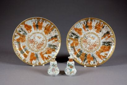 Paire d'Assiettes. A motif d'un rang d'Immortels....