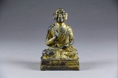 Moine bouddhiste en méditation. Statuette...