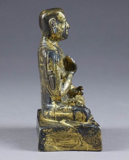 Moine bouddhiste en méditation. Statuette...