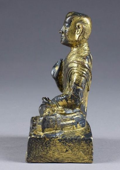 Moine bouddhiste en méditation. Statuette...