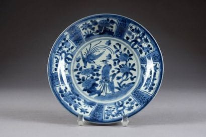 Arita. Assiette à motif de deux volatiles...