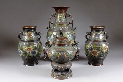Garniture. Elle présente un grand vase et...