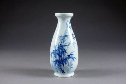 Vase fuselé. Décoré, en plein, d'oiseaux...
