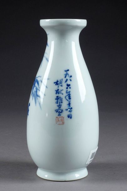Vase fuselé. Décoré, en plein, d'oiseaux...