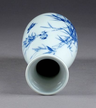 Vase fuselé. Décoré, en plein, d'oiseaux...