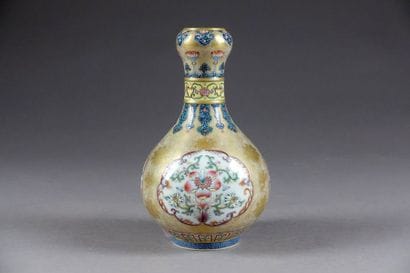 Vase. Col en gousse d'ail. Décor, sur fond...