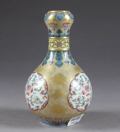 Vase. Col en gousse d'ail. Décor, sur fond...