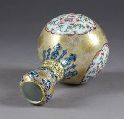 Vase. Col en gousse d'ail. Décor, sur fond...