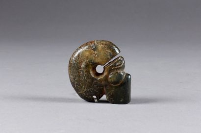 Pendentif. Jade vert sombre sculpté d'une...