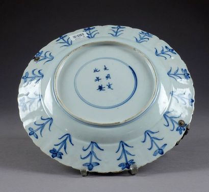 D'époque Kang-Hi
Plat ansé rond en porcelaine...