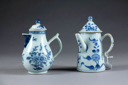 Une Théière et une Cafetière. Décor floral...