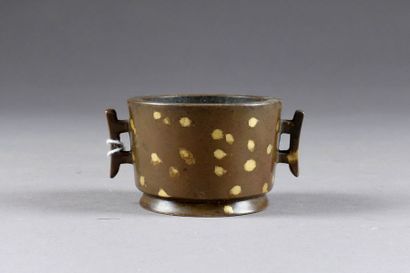 Petit Brûle-Parfum ansé, de Forme archaïque....