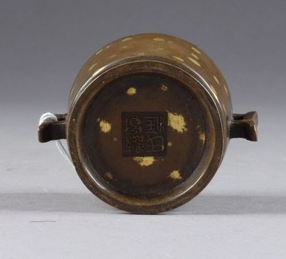 Petit Brûle-Parfum ansé, de Forme archaïque....