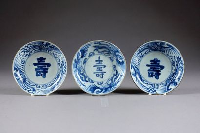 Trois Coupelles. A décor de phénix entourant...